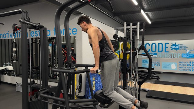 Dip assistiti con busto inclinato