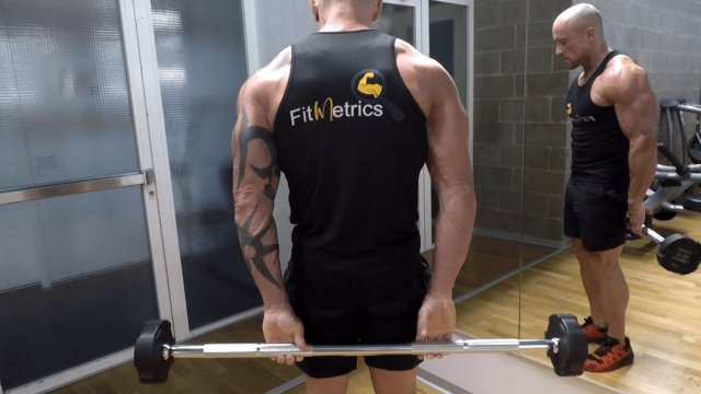 Flexion des poignets avec barre derrière le dos