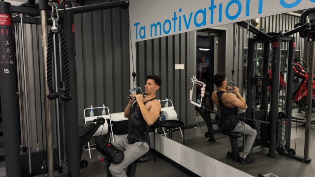 Neutral grip lat pulldown