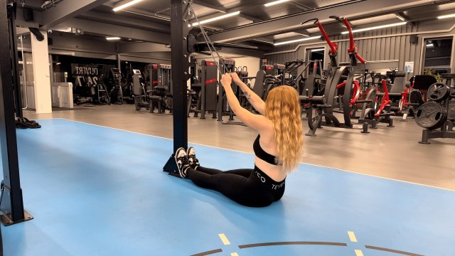 Lat machine con elastico