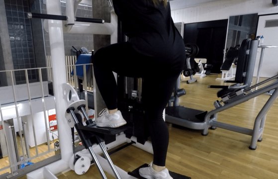 Extension de jambe unilatérale debout à la machine
