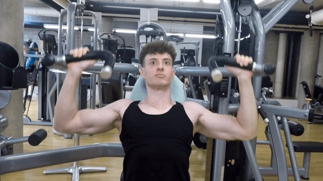 Schulterpresse an der Maschine