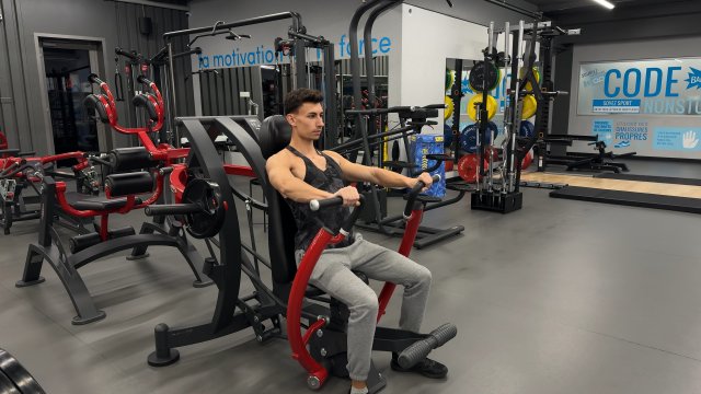 Chest press alla macchina da seduto