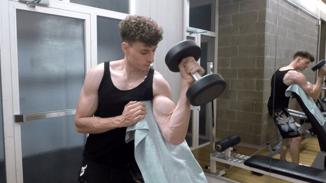 Curl marteau concentré debout