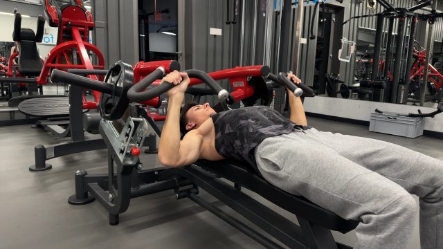 Chest press convergente da sdraiato