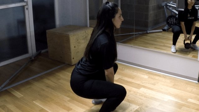 Squat sumo avec kettlebell