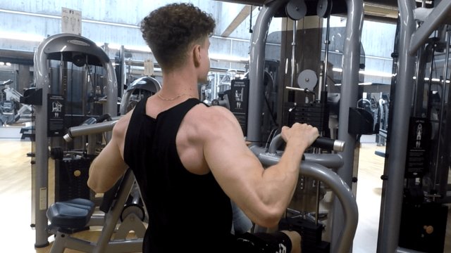 Sitzendes Rudern an der Maschine