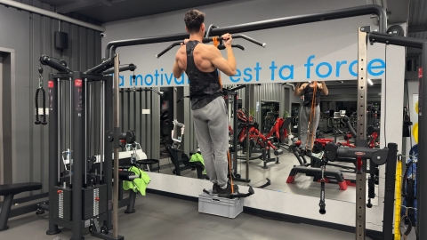 Image Chin Up mit Widerstandsband Image Chin Up mit Widerstandsband