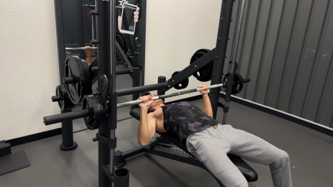 Image Panca piana alla Smith machine Image Panca piana alla Smith machine