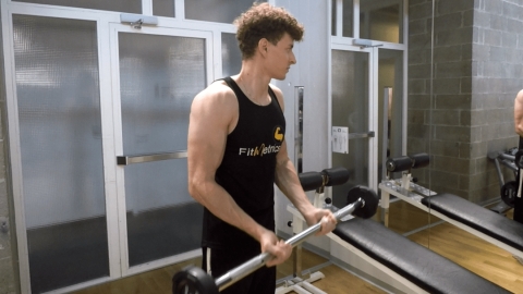 Image Curl biceps barre droite prise sérrée