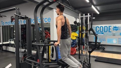 Image Unterstützte Dips an der Maschine