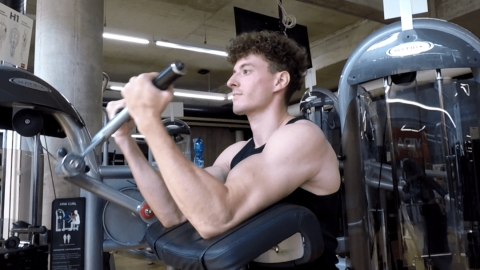 Image Curl biceps à la machine