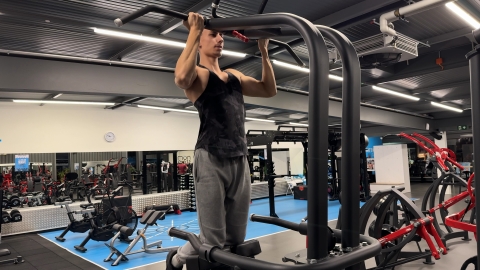 Image Assistierter Klimmzug an der Maschine Image Assistierter Klimmzug an der Maschine