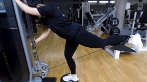 Glute Kickback am Kabelzug