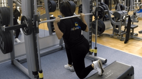 Image Fente arrière sur smith machine avec step