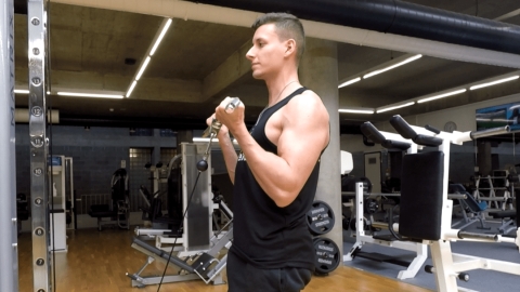 Image Curl biceps à la poulie barre